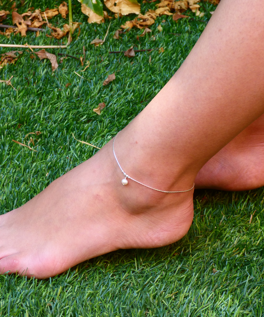 How Ankle Bracelets with Names are Becoming More and More Popular — Her  Culture
