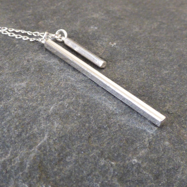 Small and long vertical bar in silver.
